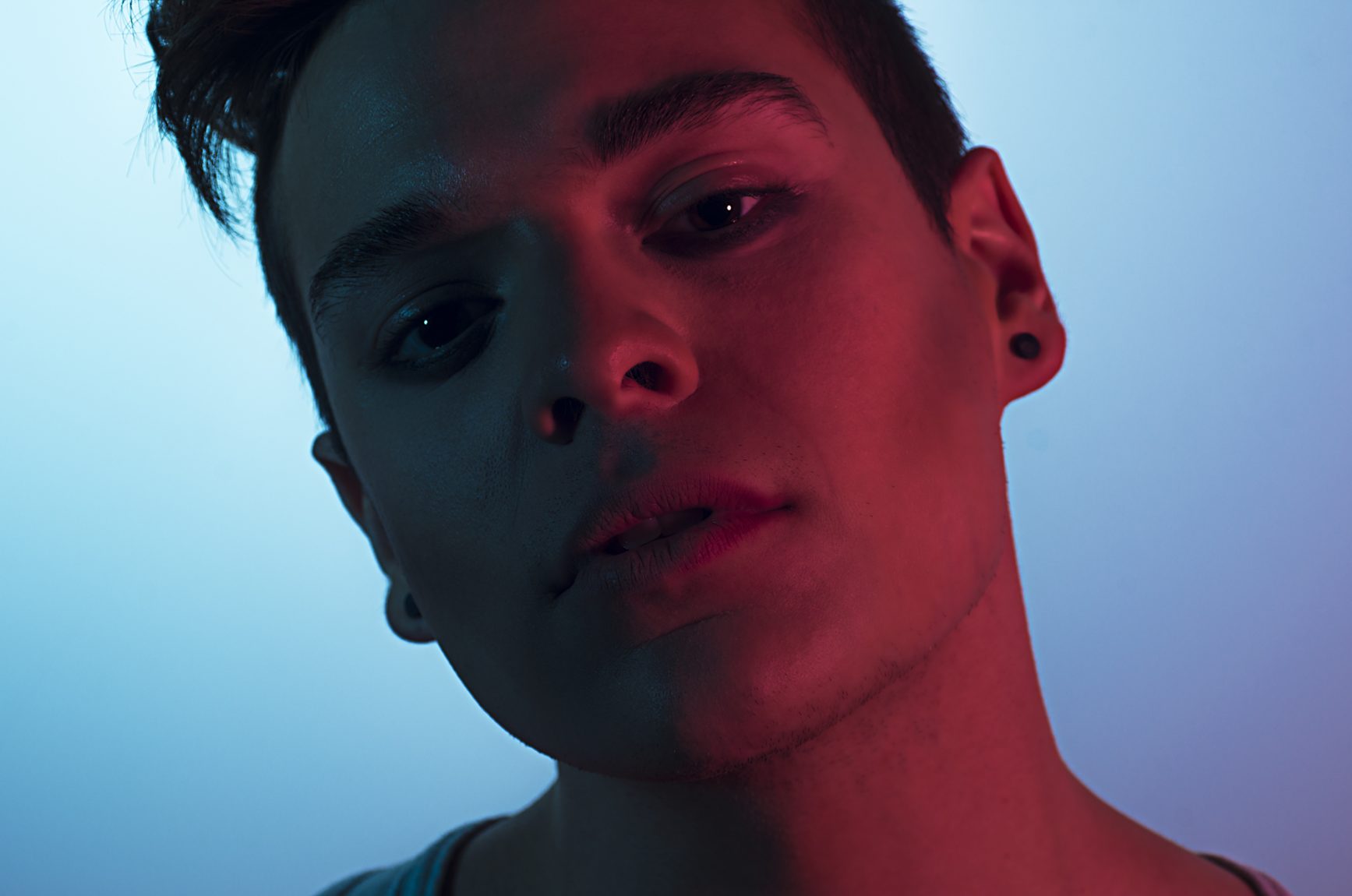 portrait homme neon rouge et bleu